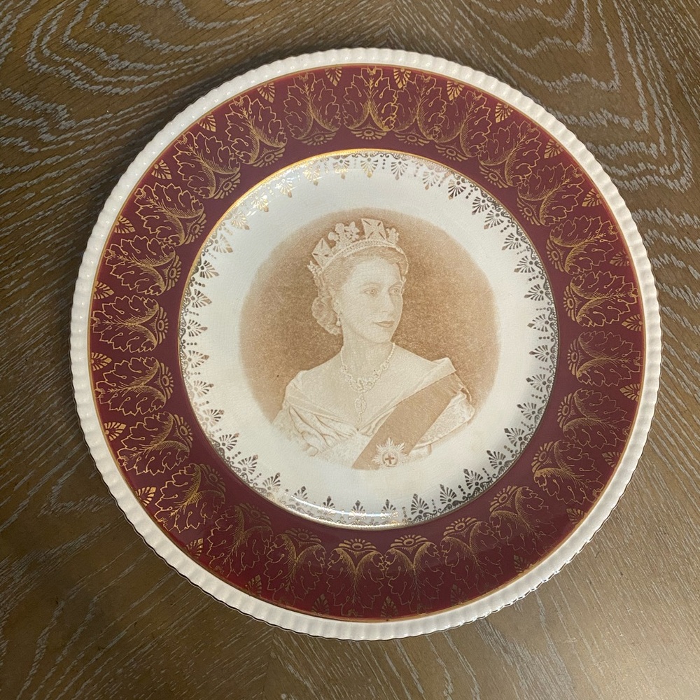 Queen Elizabeth decorative coronation plate